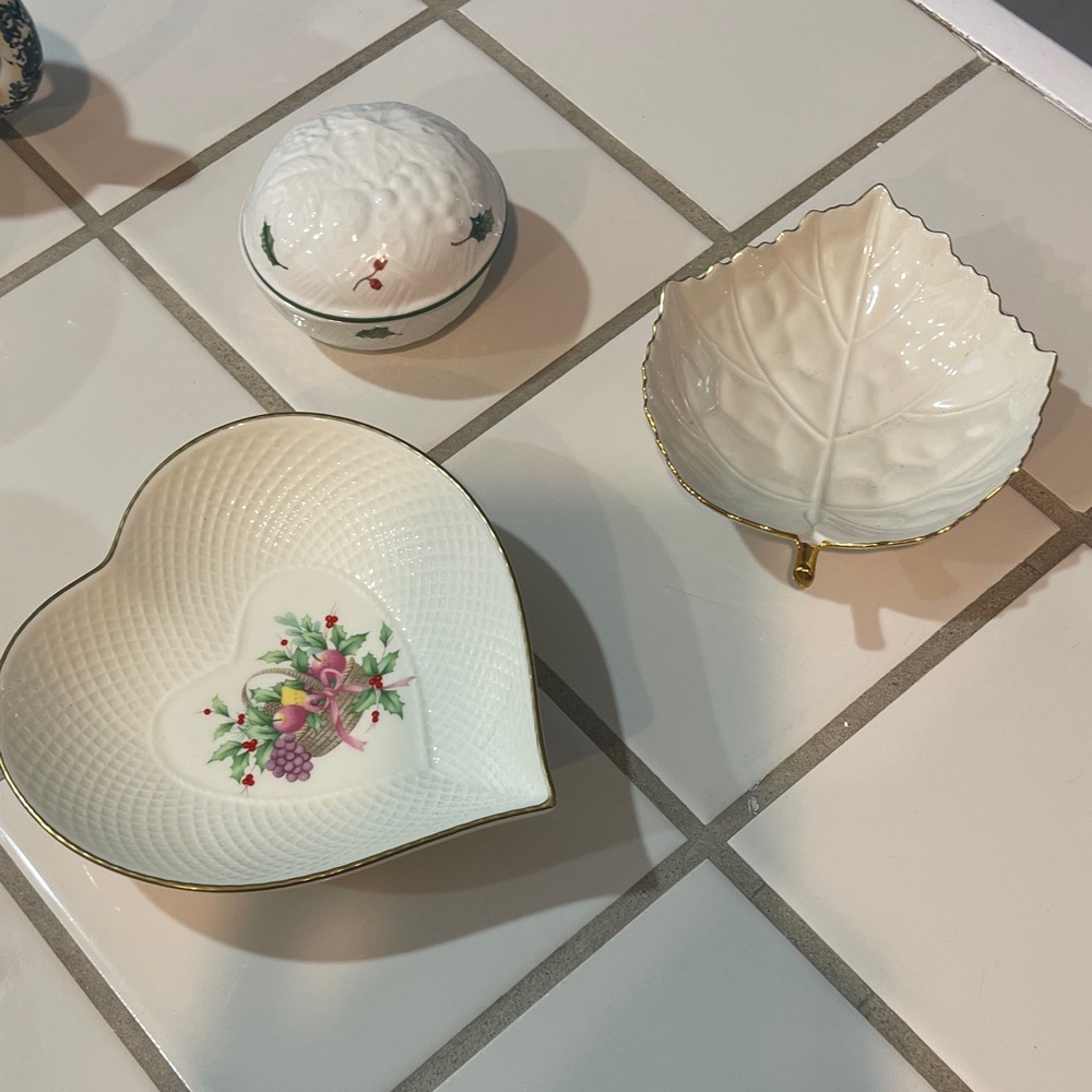 Elegant Heart-Shaped Floral Dish with Gold Trim